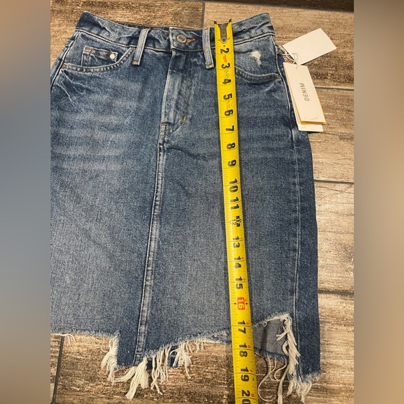 🩵H&M Distressed Medium Wash Denim Midi Skirt Women’s Size 0 NWT🩵 - Picture 2 of 11